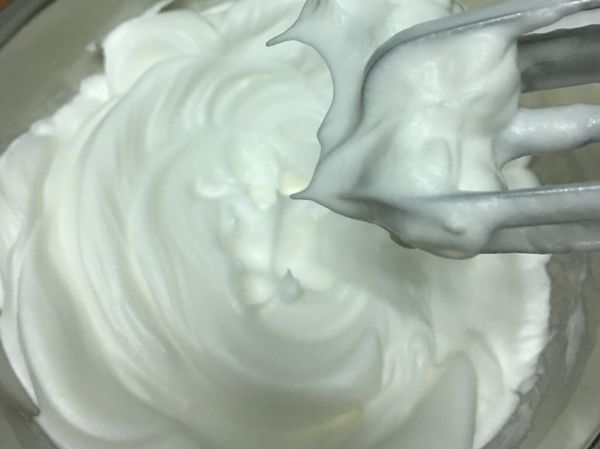 製作蛋白霜
蛋白打出粗泡
分三次加入砂糖+塔塔粉
打至硬性發泡