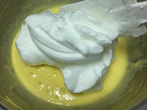 先挖1/3蛋白霜到蛋黃糊輕輕拌勻
再加入剩下的蛋黃糊輕輕拌勻