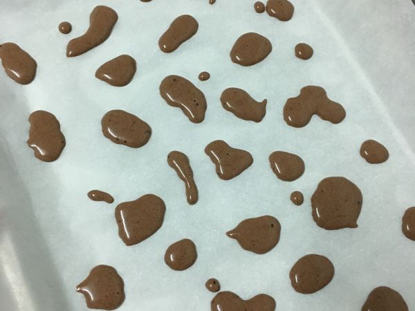 烤箱170/170預熱
隨意擠牛牛紋在白報紙上
烤5分鐘