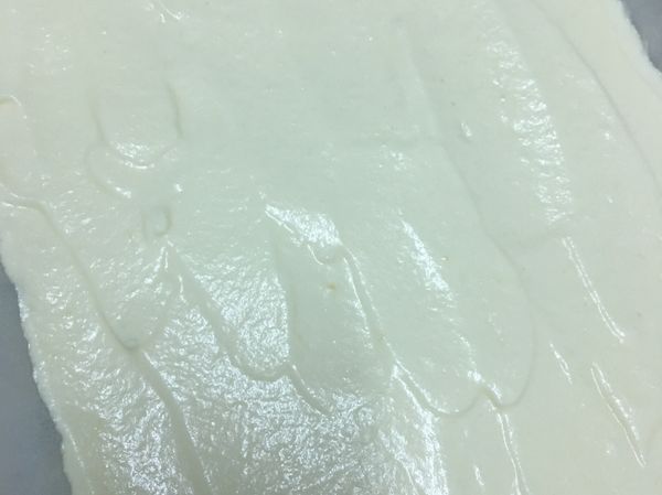 烤箱取出再倒入麵糊抹平
170/170 烤35-40分鐘左右（上色）
用竹籤搓 不沾黏就可以了