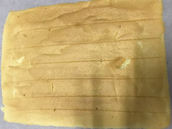 用刀劃上幾刀 方便捲起