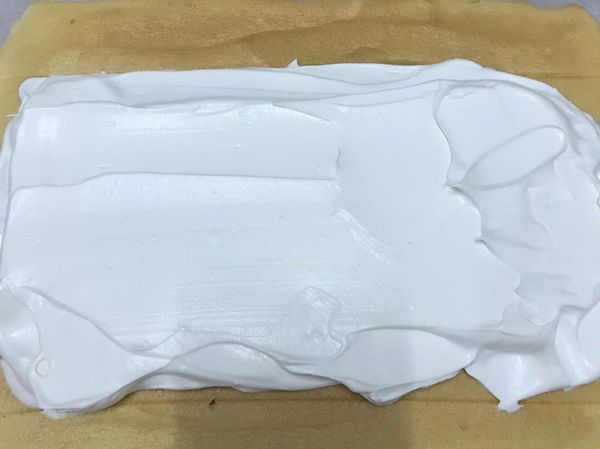 抹上鮮奶油
（上下不要抹）