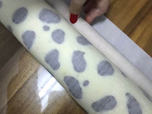 利用桿麵棍捲起來