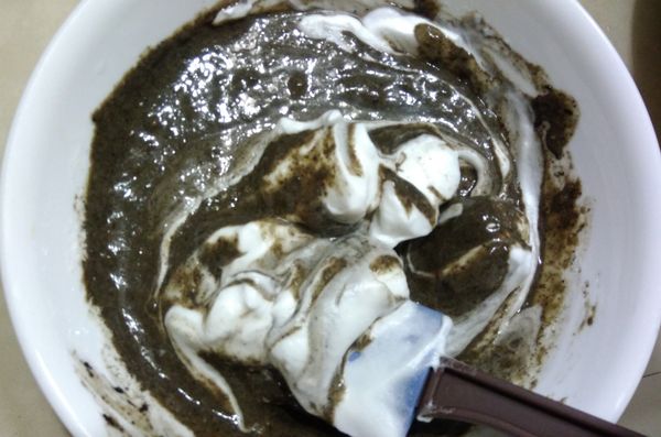 分兩次將蛋白加入芝麻蛋黃糊輕柔拌勻