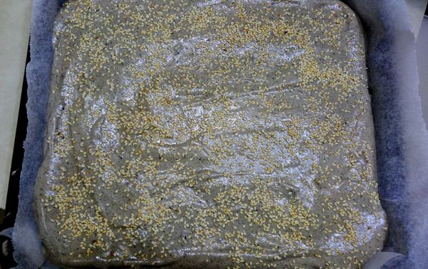 入烤盤，抹平，撒上白芝麻，180℃烤15分鐘或輕壓蛋糕中間時有彈性