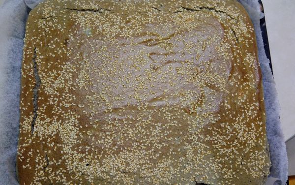 出爐後移出烤盤，冷卻，切塊