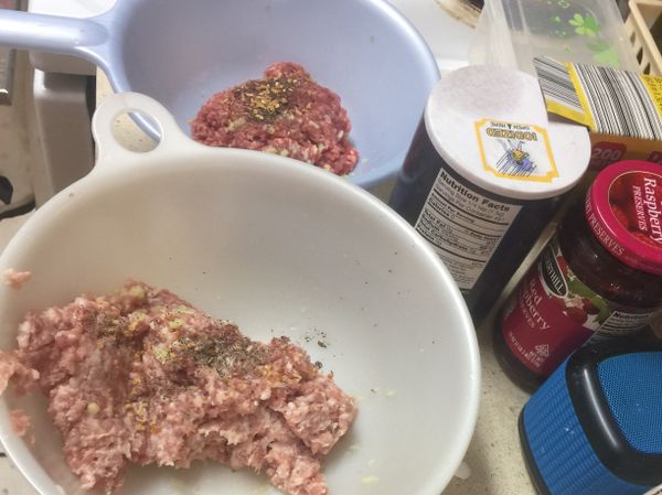 製作牛肉、豬肉絞肉，分別放兩碗：先於沾板放入市售絞肉，用刀子剁剁剁不斷來回切碎絞肉（切斷筋性），放人碗內。磨好蒜蓉及薑末，分別放入牛絞肉及豬絞肉類，個別放入調味料，攪拌後待用。