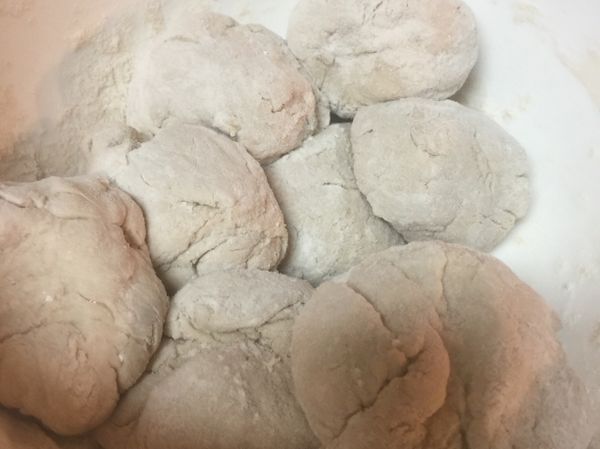 製作麵團，依序放入麵粉、熱水、冷水，再於麵粉內加三茶匙鹽巴，開始慢慢攪拌成ㄧ大麵團，靜置三十分鐘到一小時醒麵，利用此時洗青蔥，切碎青蔥用一大碗裝。
組裝：麵團再加點麵粉讓麵粉沒有水分，揉搓拍打後搓成10～20顆球團。