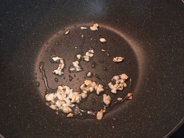 炒鍋中放少許油,將蒜頭炒香.