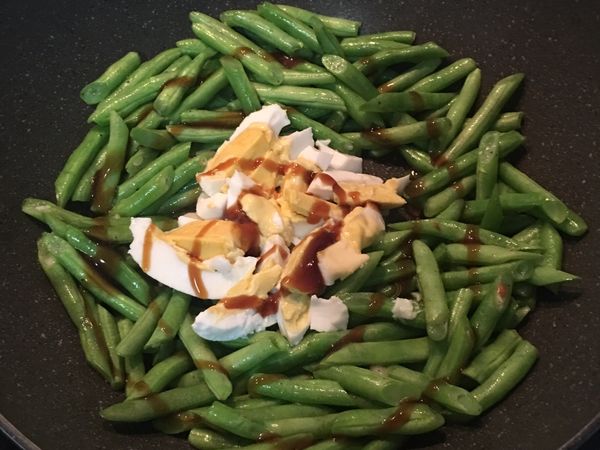 加入鹹蛋和蠔油或帶甜味的醬油膏, 如您的鹹蛋較鹹的話請切小塊一點喔~~