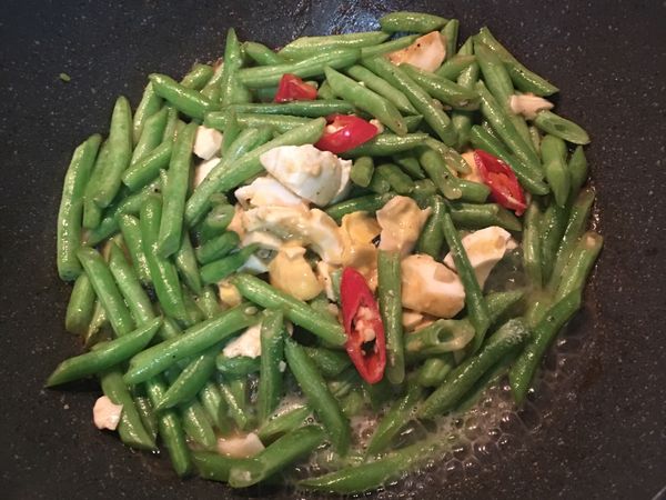 加入水一起拌炒,加入辣椒,試味道用鹽做調整.