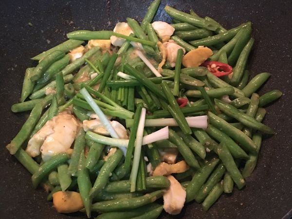 最後放入蔥段拌兩下即可.