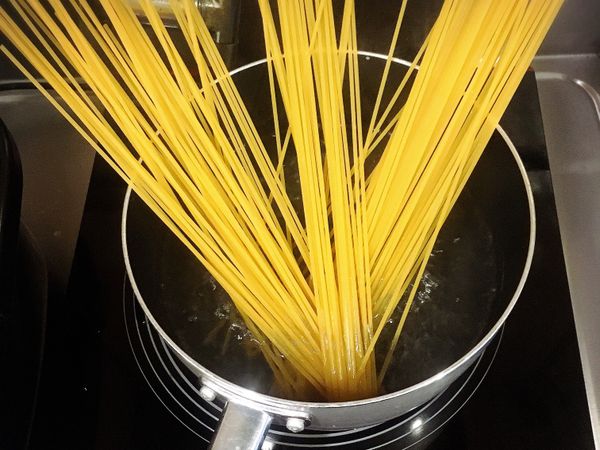 準備一鍋水（約鍋子的一半），裡面加入少許鹽巴後等水沸騰
將義大利麵放入沸騰的滾水中以表記時間少一分鐘煮熟（它寫十分鐘你就加熱九分鐘的意思）
煮熟後把水瀝乾放旁邊備用