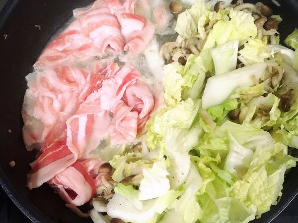 放入白菜、豬肉、鴻禧菇以中火拌炒
此時有多餘的水氣可以用湯匙撈掉