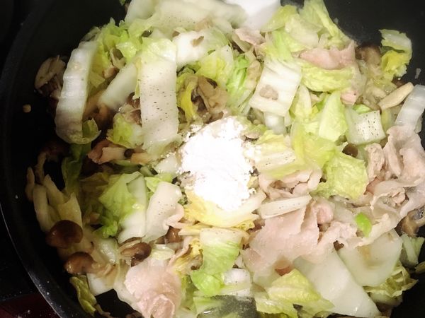 加入麵粉後繼續拌炒到麵粉溶解