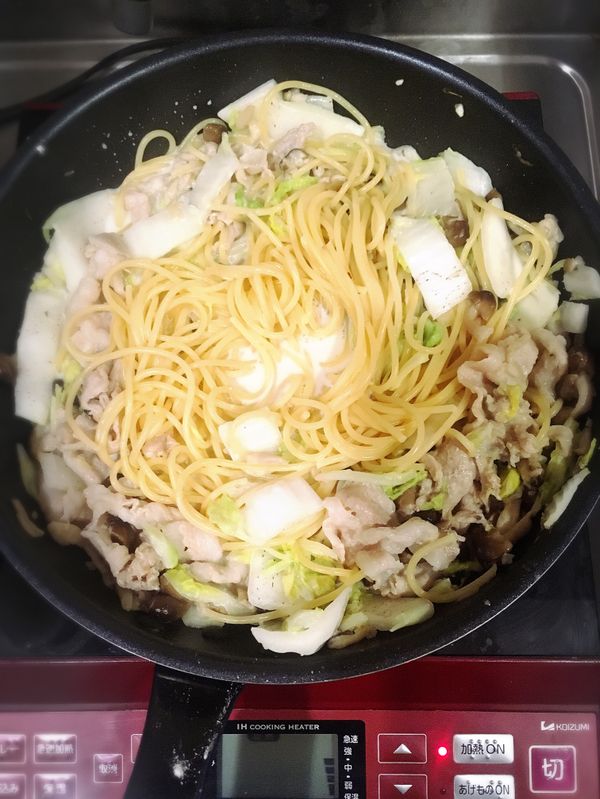 之後加入剛剛的義大利麵拌炒