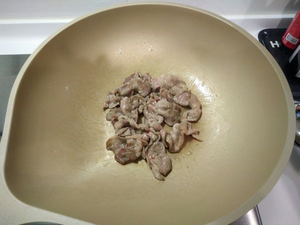 加一些點油，把豬肉放下去炒熟