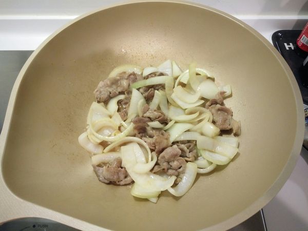 再把洋蔥放下去，在加昆布醬油及沙茶醬