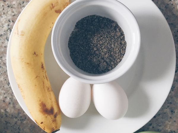 材料：
成熟香蕉ㄧ條
雞蛋一顆(若是對全蛋過敏，可改為2顆蛋黃）
芝麻粉2大匙

*香蕉太大條，可以加入2顆蛋