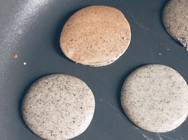 放入不沾鍋，倒入一湯匙的麵糊，使麵糊成圓形狀，用小火煎到冒小泡泡就可以翻面囉！翻面煎到變金黃色就可以起鍋囉！