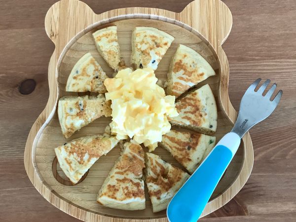 擺盤
將鬆餅分成寶寶喜歡入口的大小，將蛋沙拉放於鬆餅上，寶寶可以單吃也可以沾著吃哦！