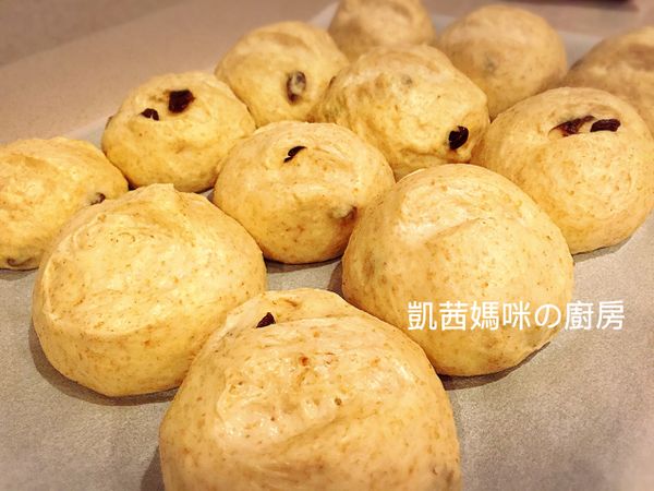 拿出發酵完成的麵糰，以手敲打麵糰、壓出空氣、鬆弛麵糰十分鐘。切割成12份小麵糰，每個小麵糰加入適量葡萄乾，揉合、滾圓。