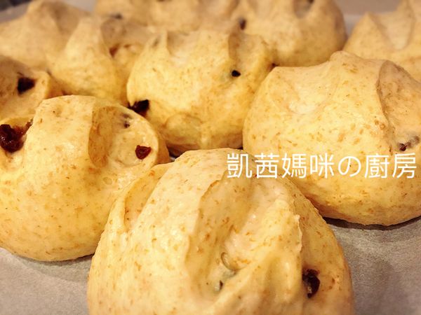 小麵糰表面，以食物剪刀剪兩刀；麵糰噴水、蓋上保鮮膜，進行最終發酵。發酵時間約一小時左右，麵糰漲至兩倍大，即可進行烘烤。