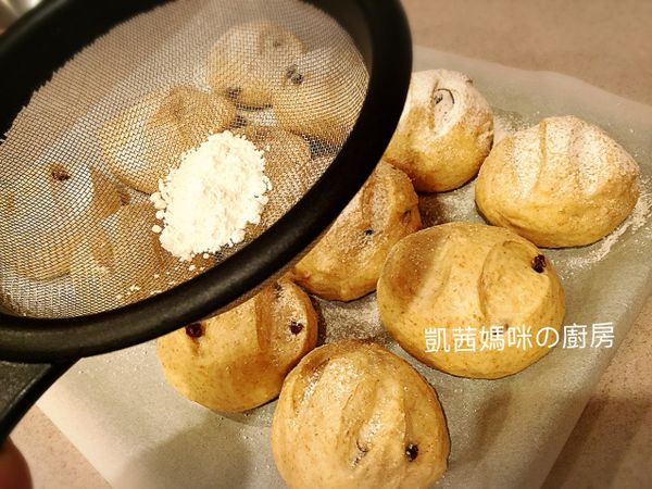 烤箱預熱攝氏175度/華氏350度。準備適量麵粉，平均灑在發酵完成的麵糰上。