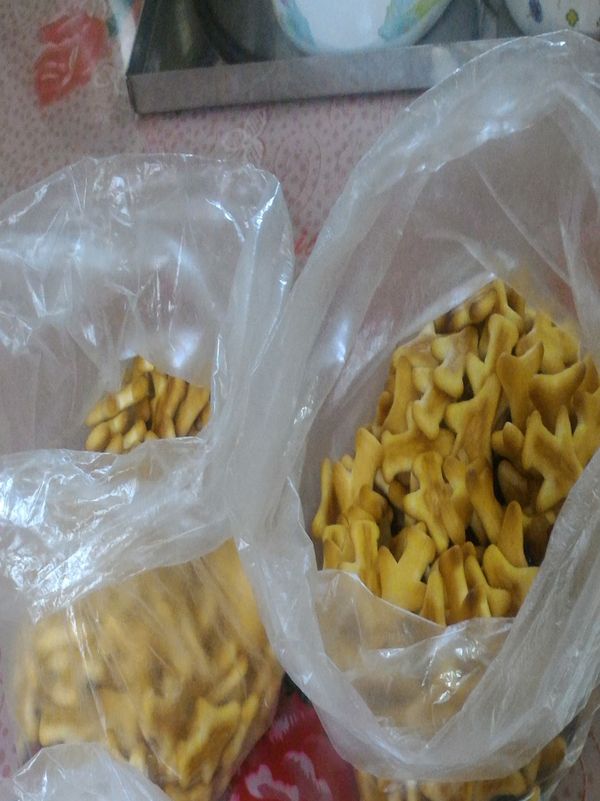 餅乾入塑膠袋剝小塊