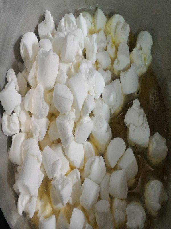 倒入剪小快的棉花糖，
不停攪拌避免燒焦