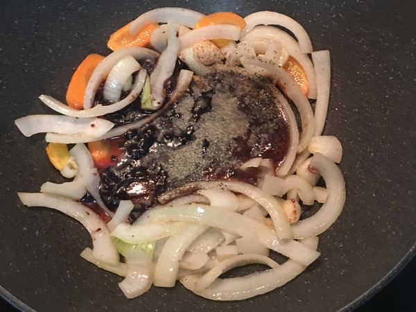 再放入醬油、黑胡椒粉和蕃茄醬；