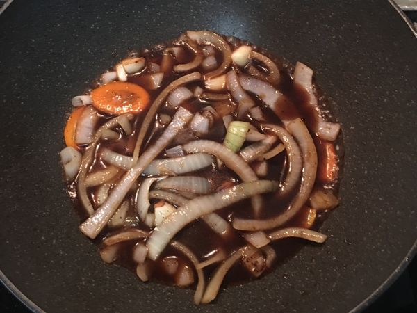 接著放入水燒滾，並試鹹甜度後調整。