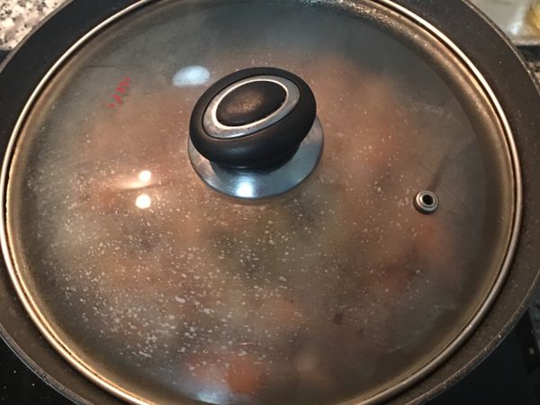 拌幾下後蓋鍋蓋，中小火燜燒幾分鐘後讓湯汁略收即可。