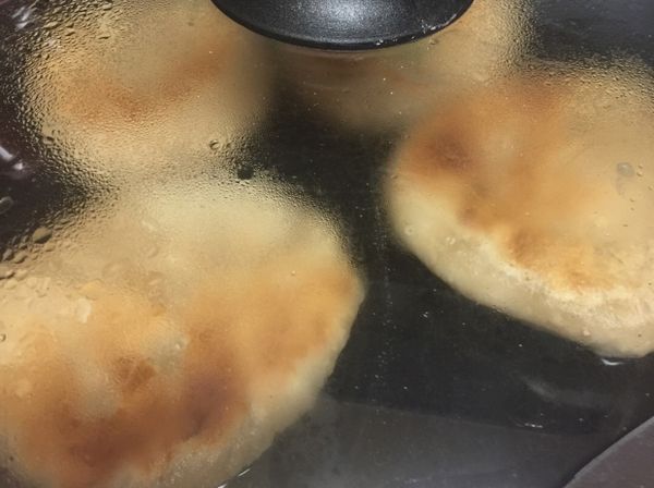 鑄鐵鍋加滿油，中火放入絞肉麵團下去煎烤蓋鍋悶煎，差不多熟了後翻面繼續個十到十五分鐘，完成後加醬油膏就可以吃囉！