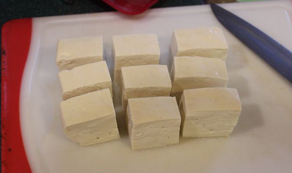 豆腐切成一樣厚度的小塊。