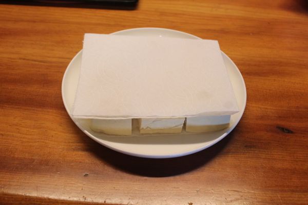 上面再擺上紙巾或毛巾。