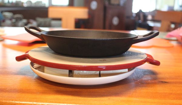 用平面的板子壓住，上面放上合適的重物，大約壓上30分鐘，壓出水分。