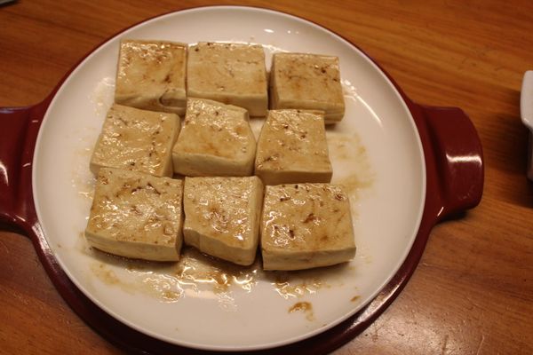 讓每塊豆腐都沾過醬汁。