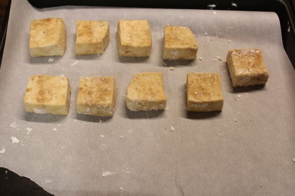 沾好後擺在烤盤上，等待5-10分鐘讓沾上的粉反潮。