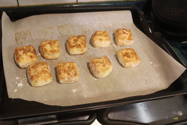 預熱好烤箱，以200℃烤15-20分，直到表面變金黃色。注意不要烤過頭，在豆腐鼓起之前就要出爐，不然冷卻之後就會軟塌，口感和外型都不好