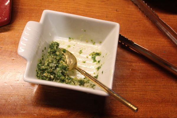 青醬1大匙+帕瑪森起士粉1小匙+胡椒適量 調成上層抹醬。