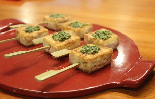 豆腐擺盤，上面放上一點特調青醬。外皮酥脆內裡柔嫩多汁，有味噌醬香，搭上味道鮮明的青醬，整體融合得很好，好吃！