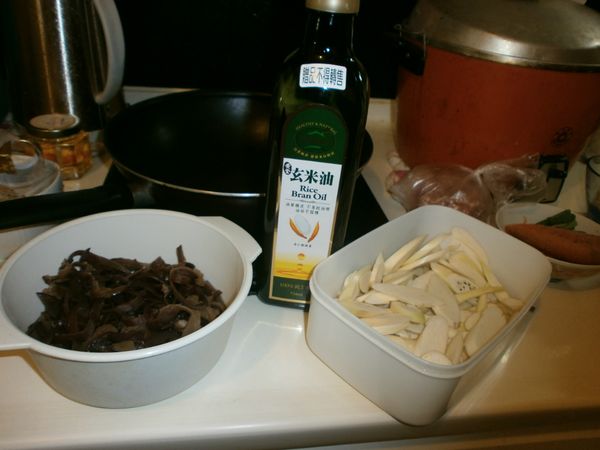 黑木耳泡開，切絲，筊白筍切片