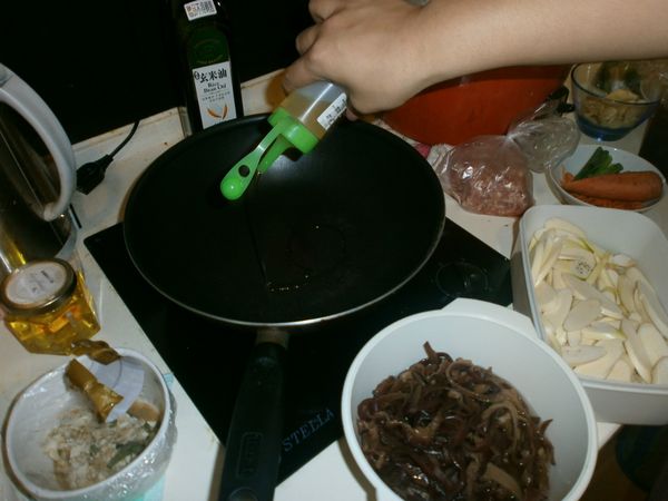 熱鍋，加入少許的黃金玄米油，先把薑絲跟紅蘿蔔絲丟下去炒香