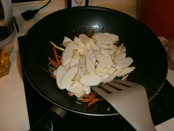 炒香後就可以把筊白筍丟下去囉~略炒之後就可以再把黑木耳丟進去一起快樂的喇一喇!!