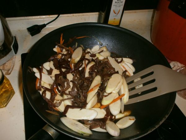 黑木耳丟下去之後，可以加入清水(大約是半杯的水量)，接著加入黑醋跟醬油