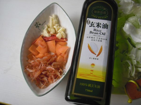 使用【健康廚房黃金玄米油】及備料:乾櫻花蝦、紅蘿蔔切片、辣椒切絲、蒜頭切片