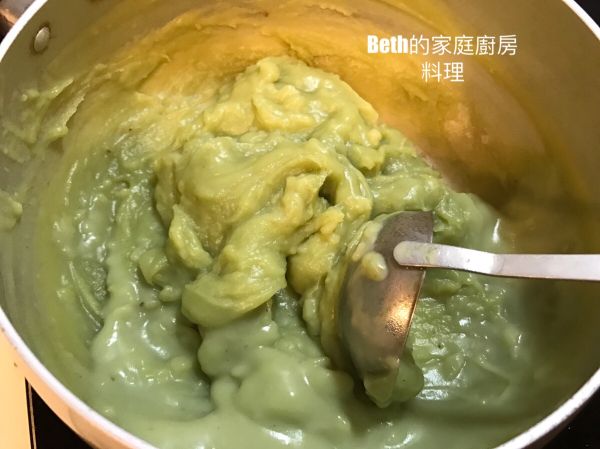 加入鮮奶、水邊煮邊攪拌至濃稠後熄火
