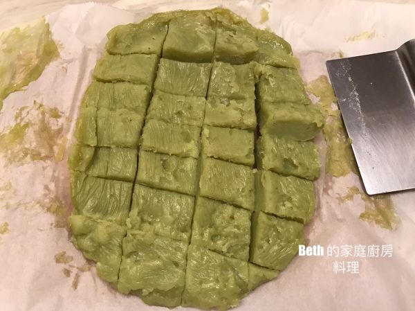 放入容器中，不鋪烘培紙也可以，蕨餅涼後不會沾黏，上面鋪上耐熱保鮮膜或是剪開的塑膠袋，將表面稍微壓平，放涼後切成喜歡的大小