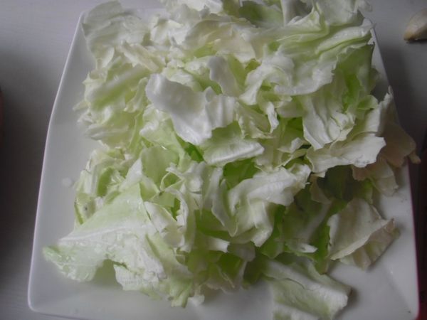 高麗菜清水沖洗再用手撥碎一小片
